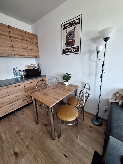 Zestaw stół + 4 krzesła idealny do jadalni lub kuchni

Sprzedam zes