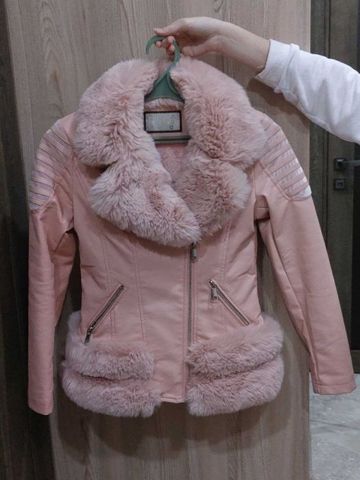 Продам кожаную курточку на девочку. Новая.