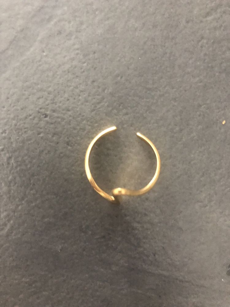 Anel dourado minimalista de aço inoxidável