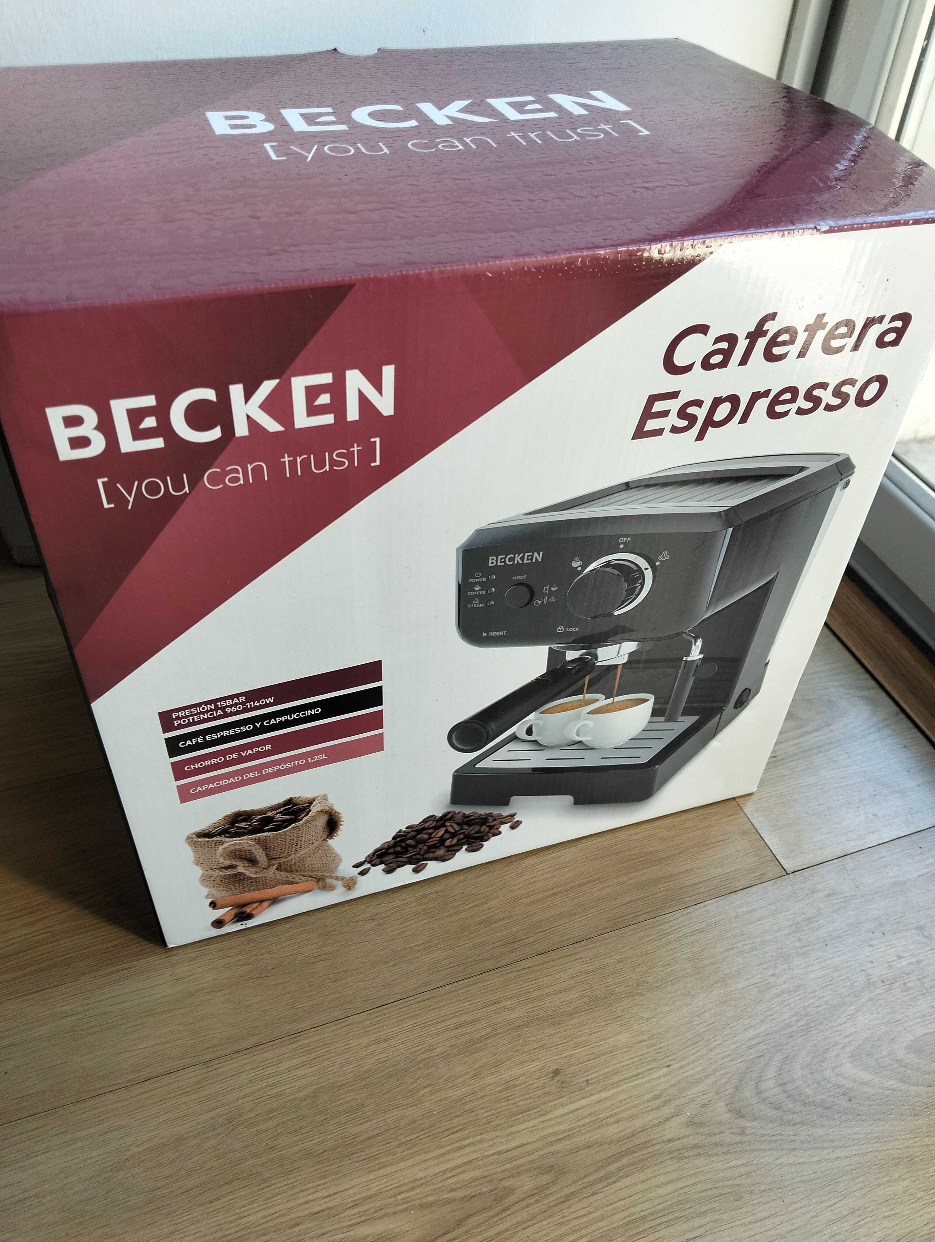Vendo máquina de café expresso usada, funciona perfeitamente.