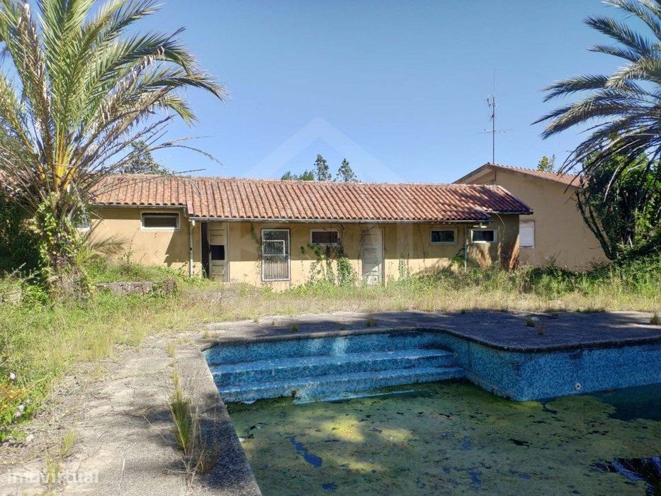 Quinta com 2 casas e 5 lotes de terreno em São João da Madeira