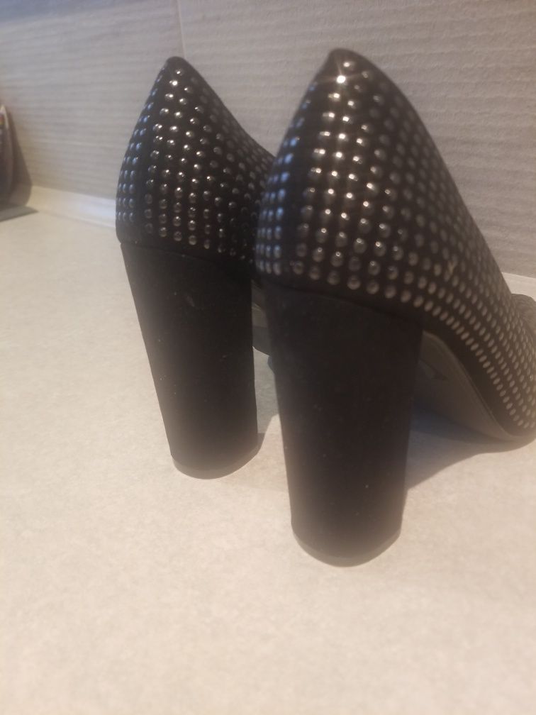 Czarne buty na obcasie 37r.