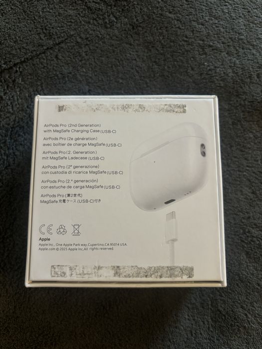 Białe słuchawki „airpods pro”