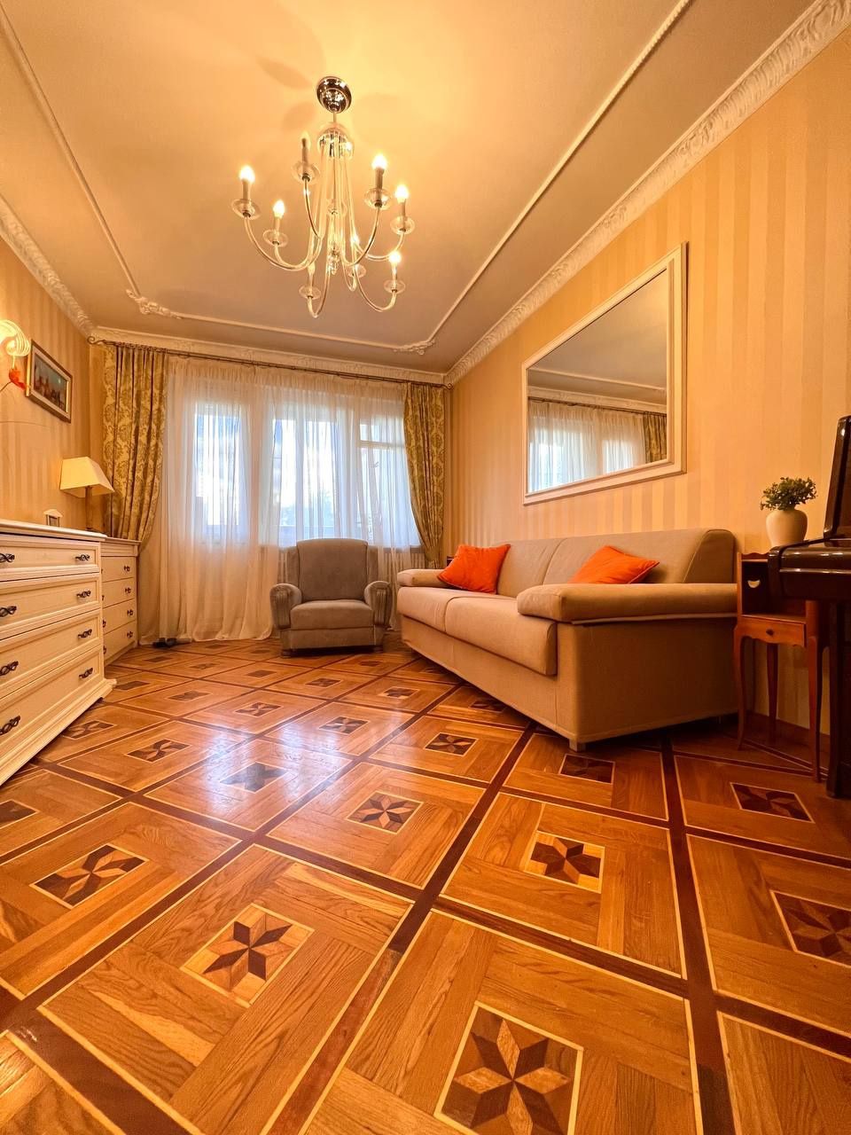 Продам 3 кімнатну квартиру, метро Перемога 1 хвилина!