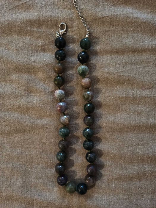Colares em pedras naturais