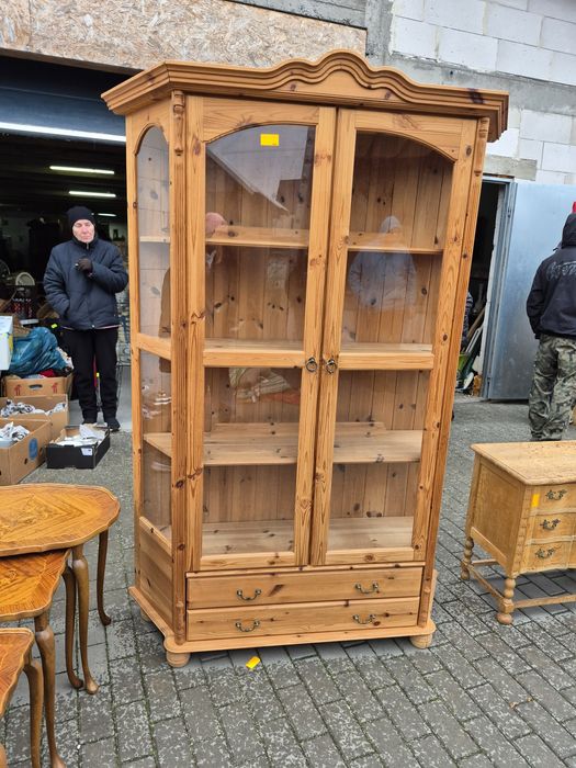 Wysoka komoda sosnowa przeszklona