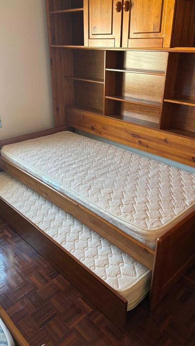 Cama dupla solteiro com estante em madeira e colchão