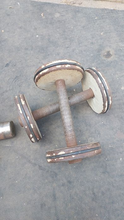 . Штанга 40 кг. Гантели 12 кг.