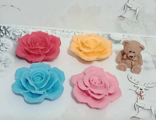 Mini mydełka flowerbox 4 róże 3D i miś na prezent w pudełku