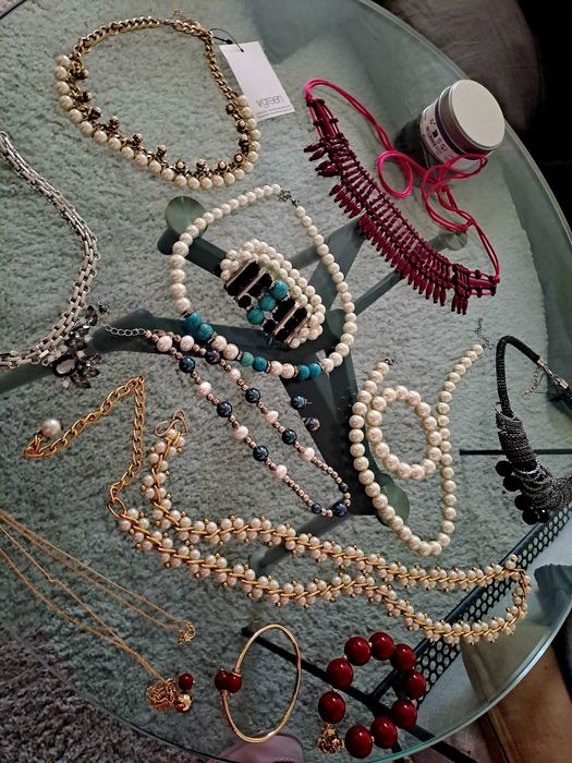 Lote bijuteria, pulseiras,colares, brincos, sinto valor 20