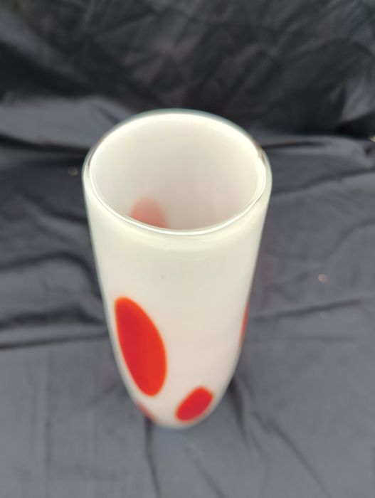 Stylowy wazon biało - czerwony