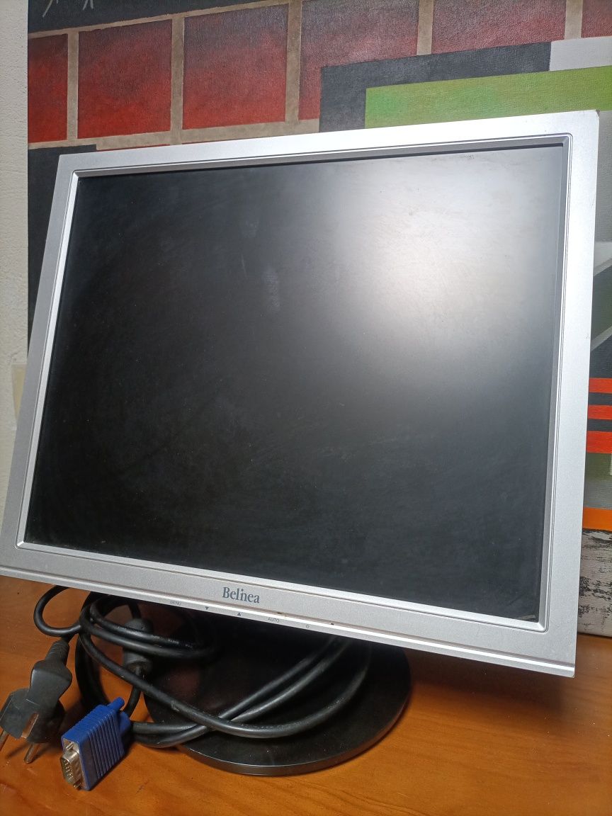 Monitor em bom estado, a funcionar em perfeitas condições + teclado