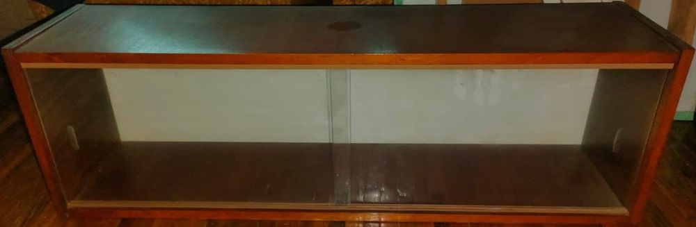 Полка книжная со стеклами