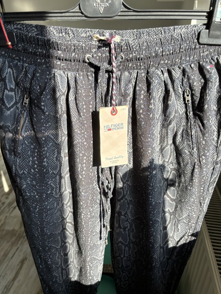 Tommy Hilfiger spodnie lejące dresowe panterka cetki sciagacze