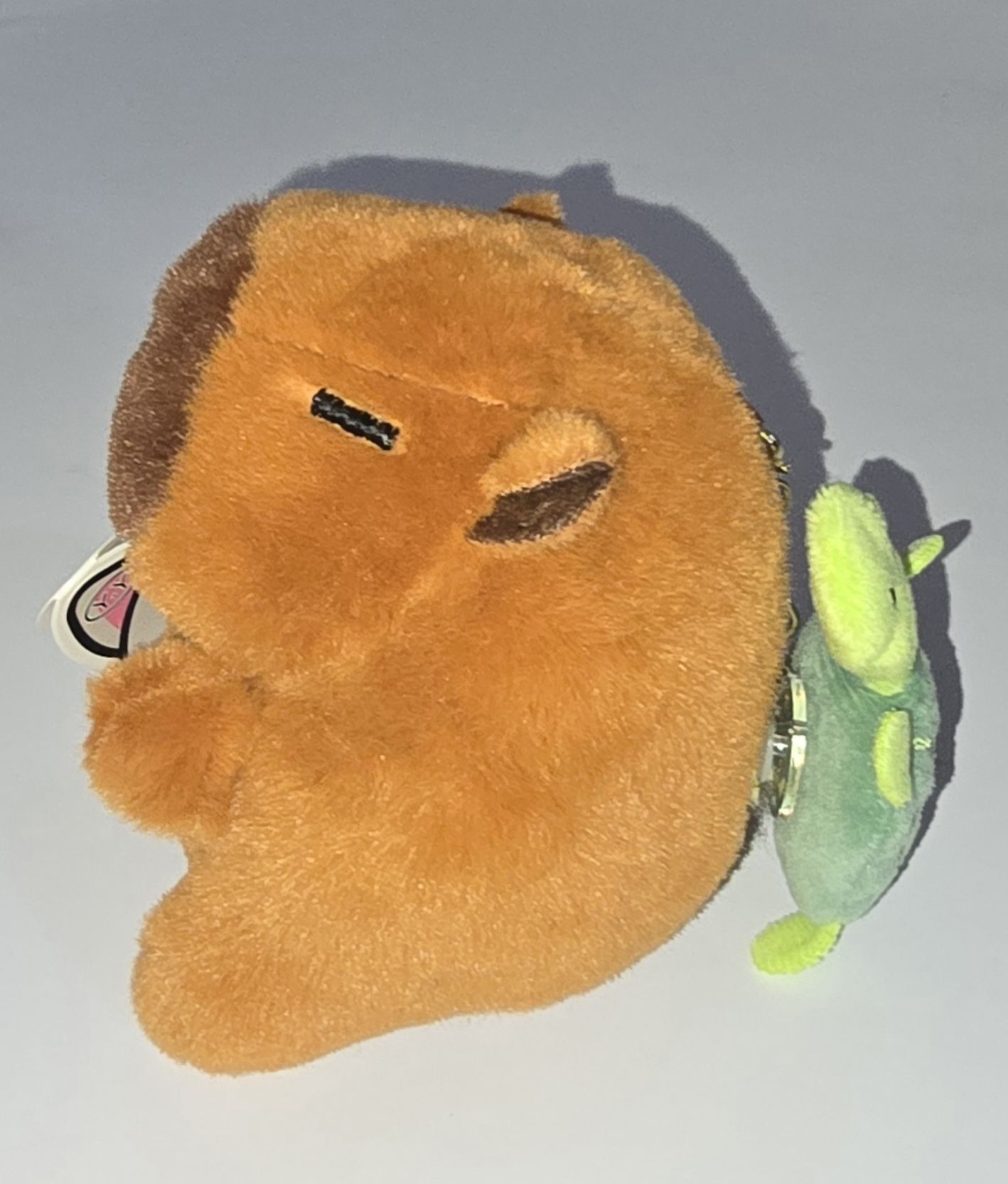 Capybara brelok, maskotka, zawieszka z wirującym żółwiem