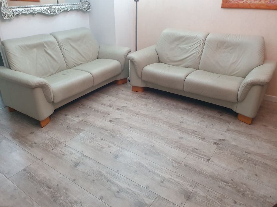 Sofa skórzana koloru kości słoniowej