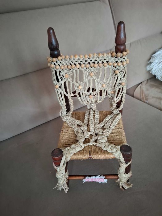 Stare, zabytkowe drewniane krzesło, krzesełko dla lalek, plecionka