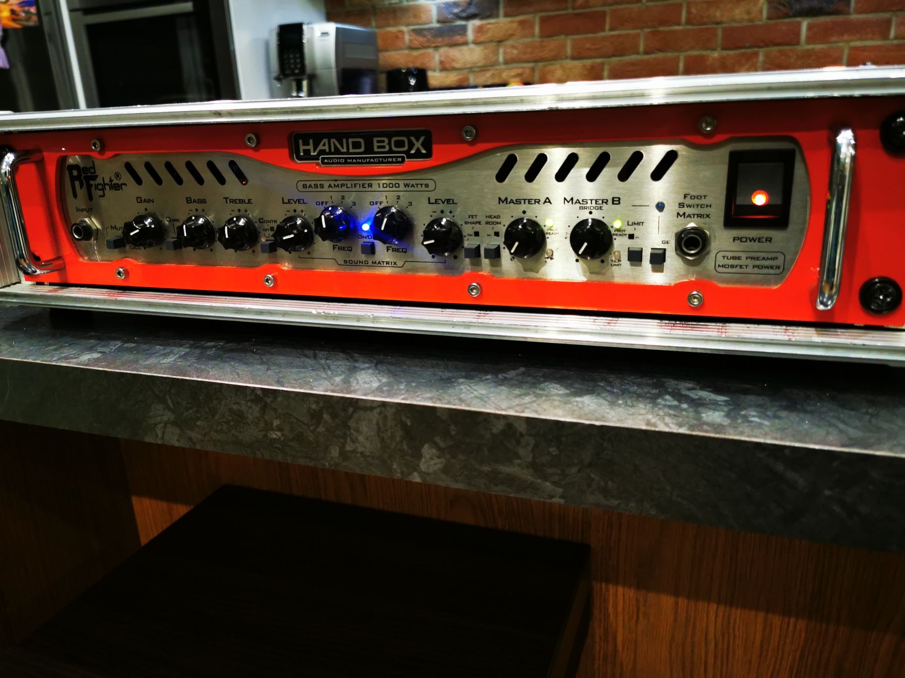 HandBox Red Fighter wzmacniacz basowy