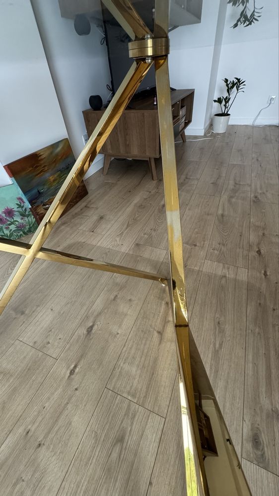 Mesa moderna e com tampo de vidro sem nenhum dano no vidro.