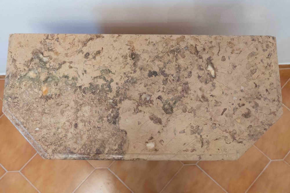 Camiseiro com 6 gavetas e tampo em pedra em bom estado