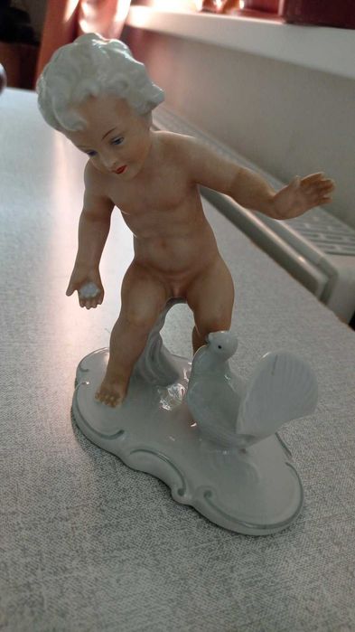 Статуэтка нечастая фарфор Путти кормит голубя Германия