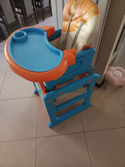 Stolik do karmienia i zabawy 2 w 1