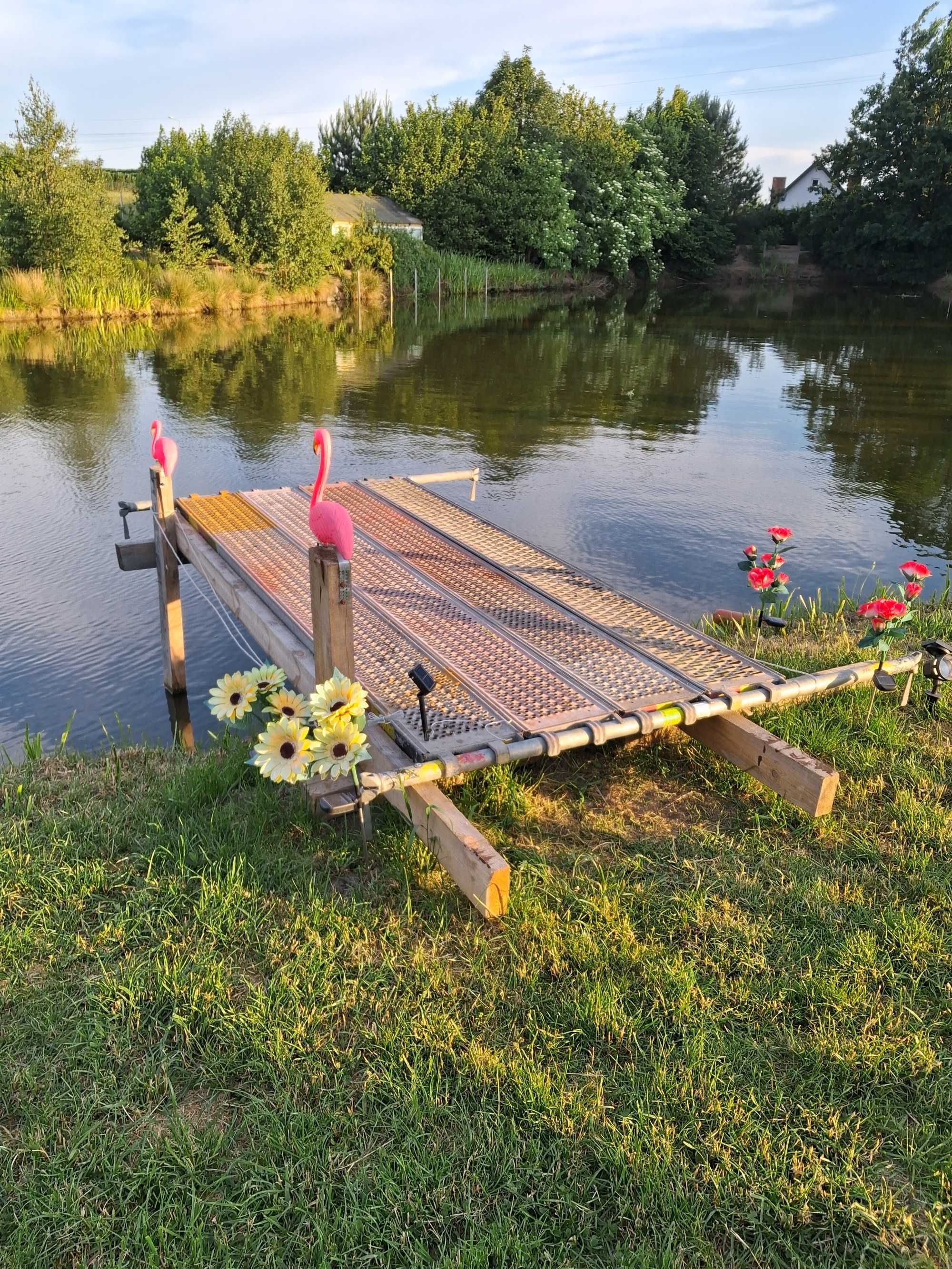 Domek, cichy zakątek nad stawem