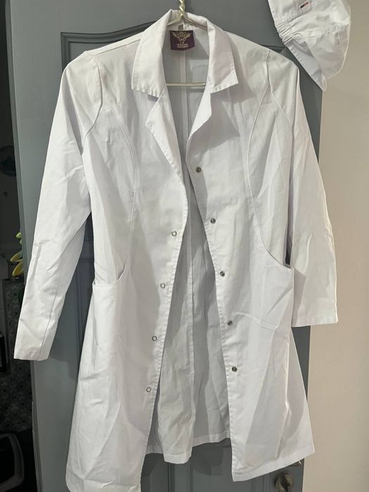 Холат жіночий, стан нового, також медична шапочка.