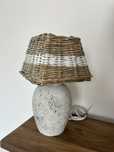 Lampa stołowa lampka farmhouse z wiklinowym kloszem