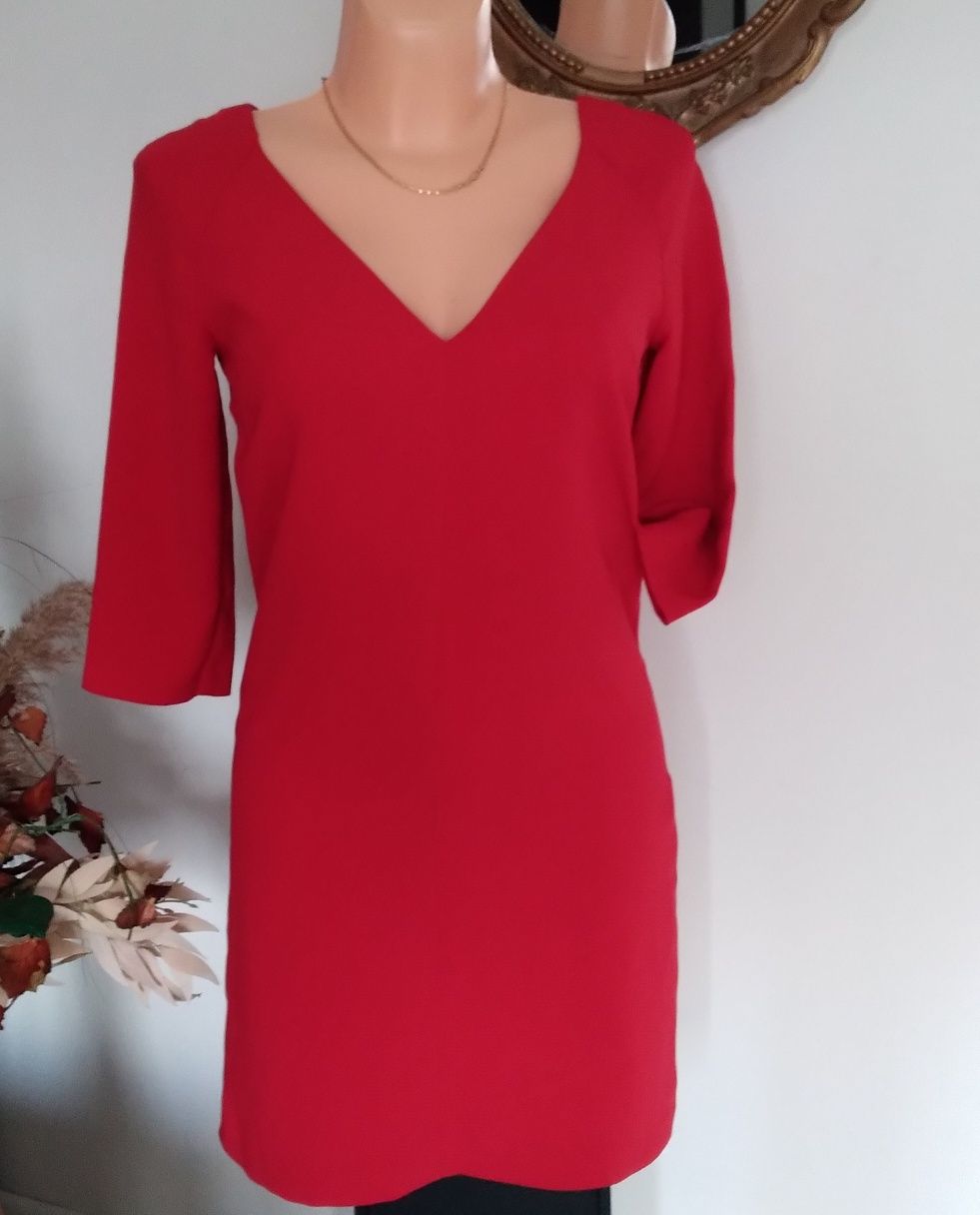 Piękna czerwona sukienka odsłaniającą plecy -Reserved