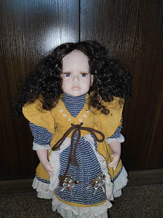 Lalka porcelanowa vintage rustykalna z burzą kręconych loków