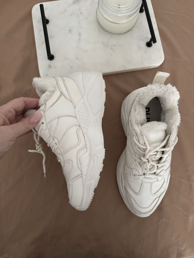 Białe sneakersy z futerkiem Pull & Bear, adidasy