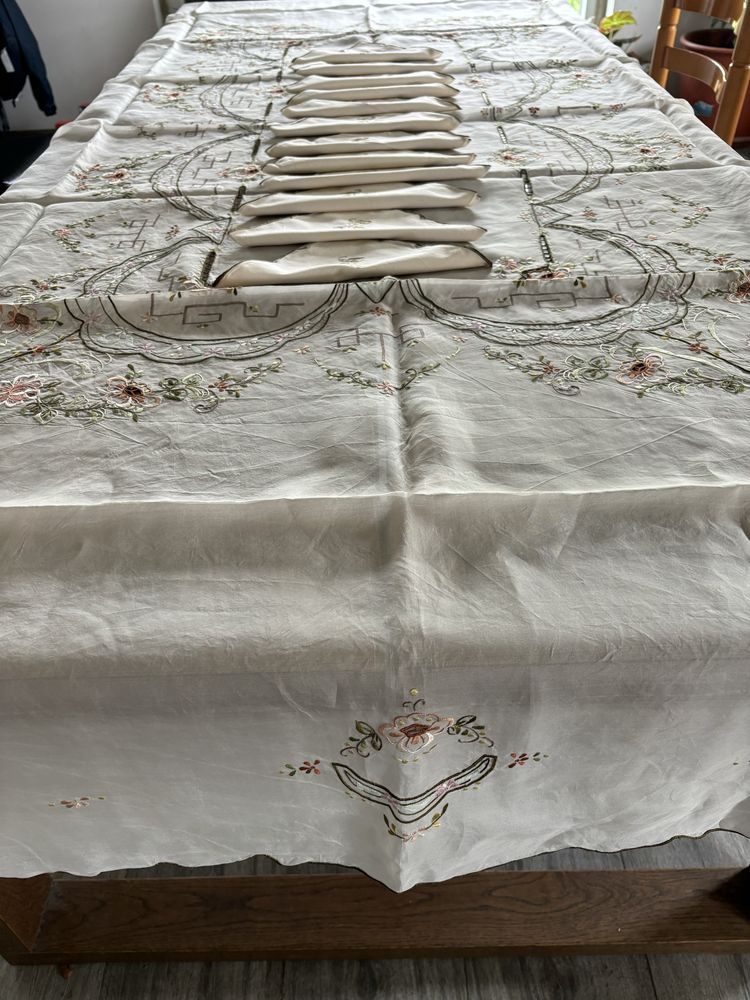 Toalha de mesa bordada em organza 265x175 e 12 guardanpos de linho