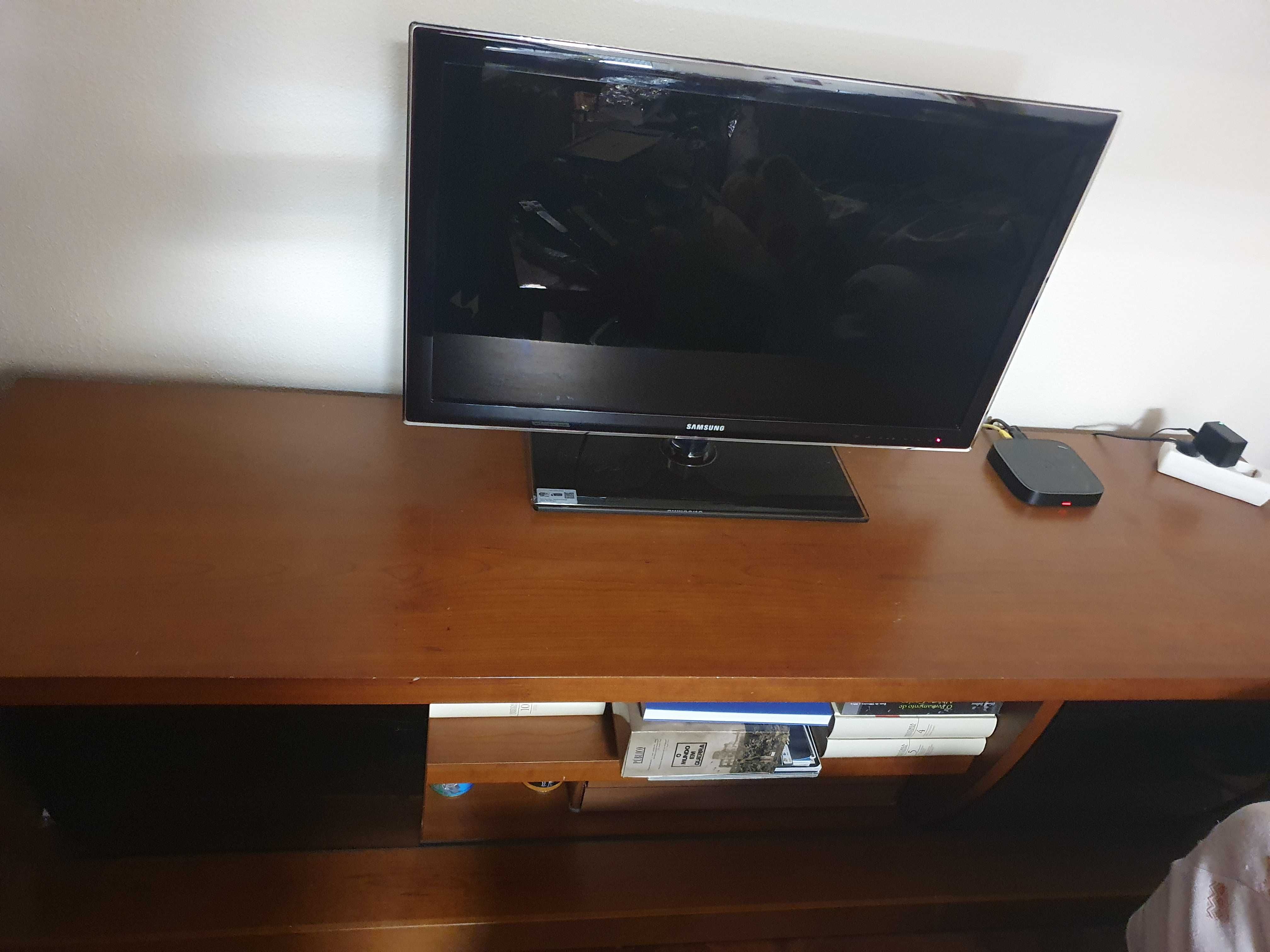 Móvel TV em cerejeira com 2 armários com vidro preto