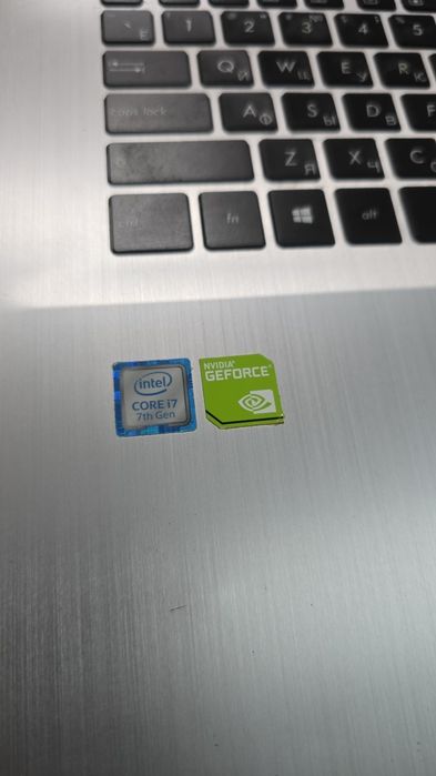 Ноутбук 17.3" Full HD Core i7 MX150