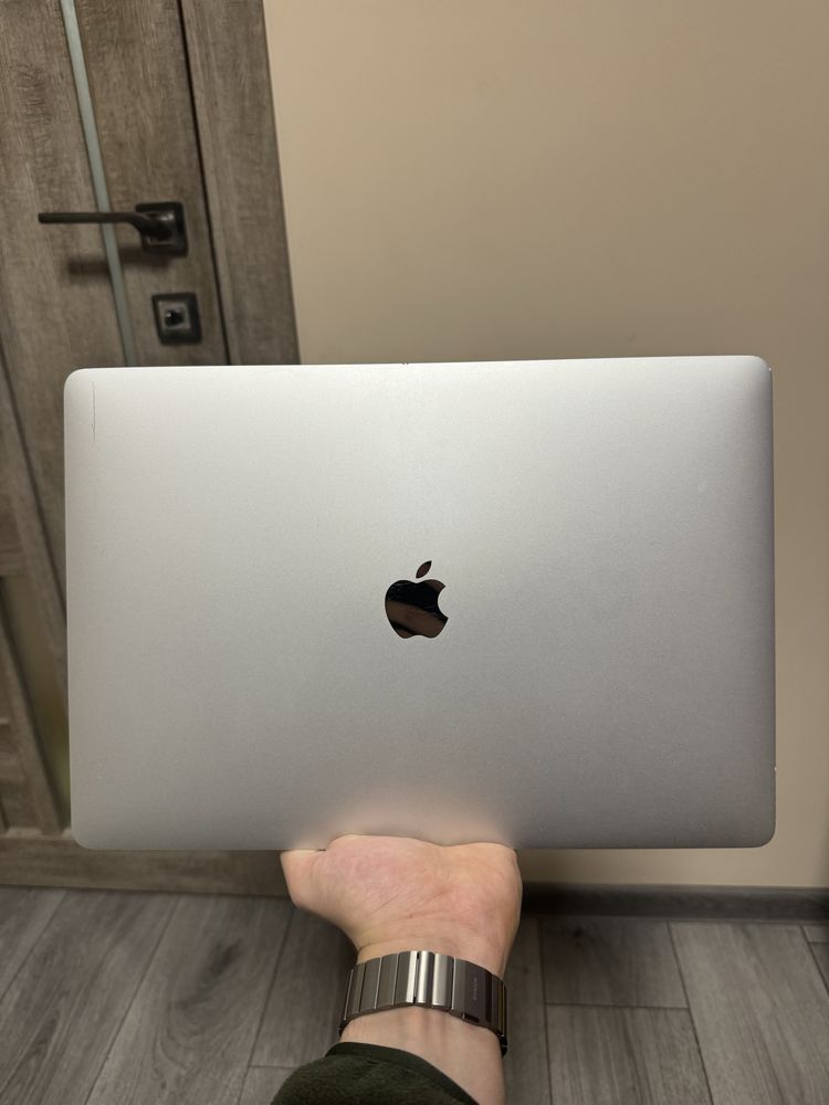 Macbook pro 15 2018 i9 32/512gb amd pro 560x 4gb