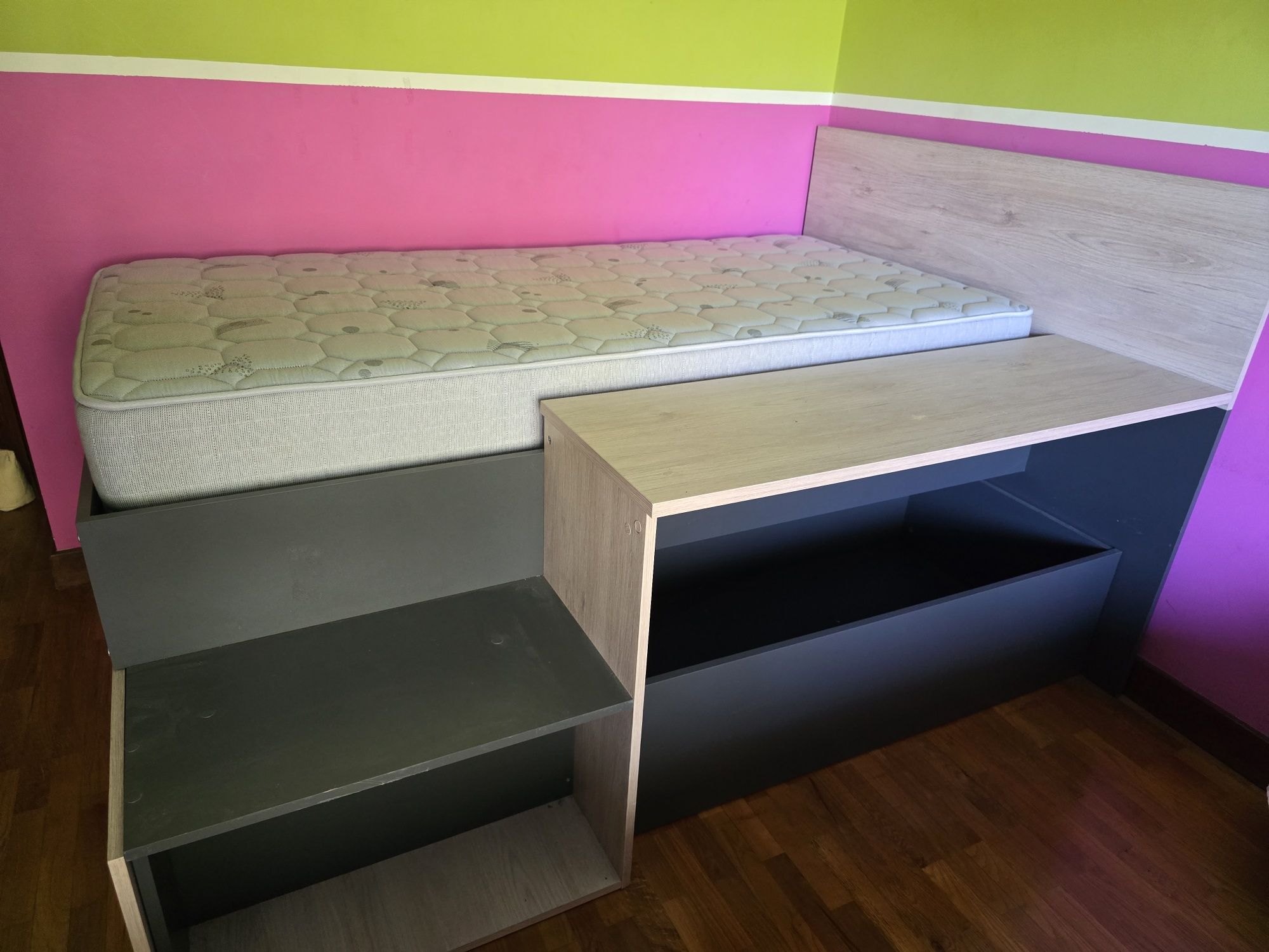 Cama solteiro com arrumo e mesinha de estudo