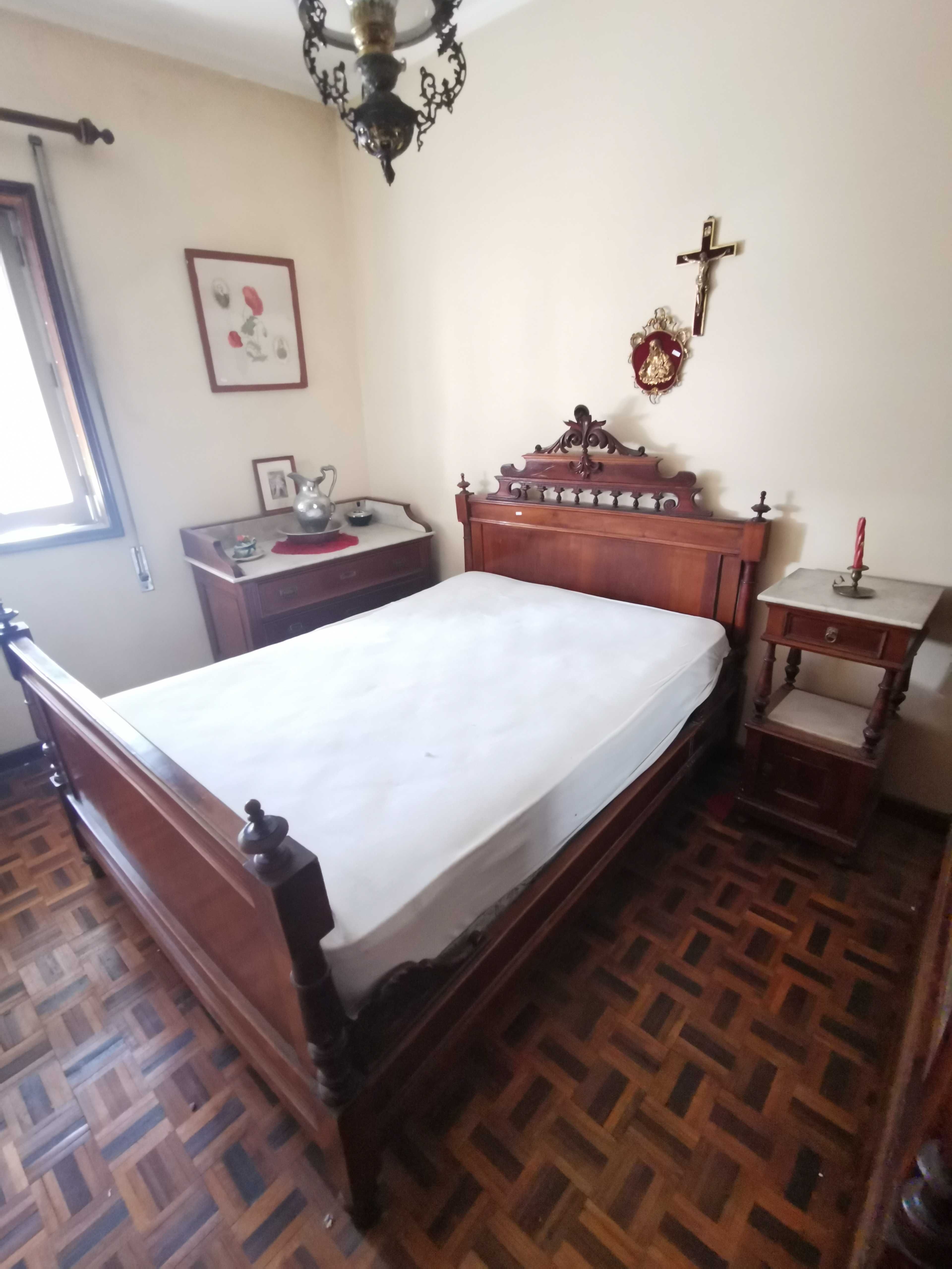 Mobília de quarto, antiga, em madeira trabalhada