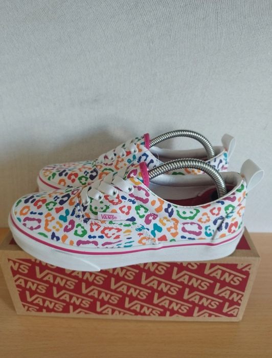 Vans Rainbow Tamanho 35 novos nunca usados, sem a caixa original.