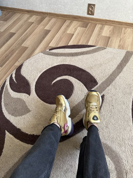 Кросівки adidas золотого кольору