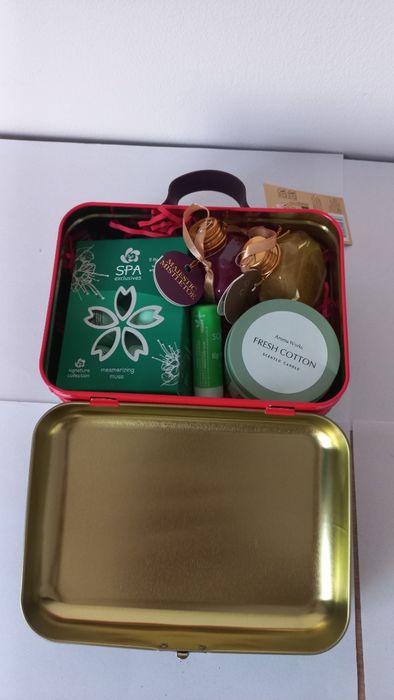 Box prezentowy w walizeczce kosmetyki prezent na mikolajki święta Boże