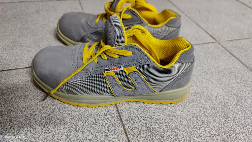Sapatos de segurança e botas novas