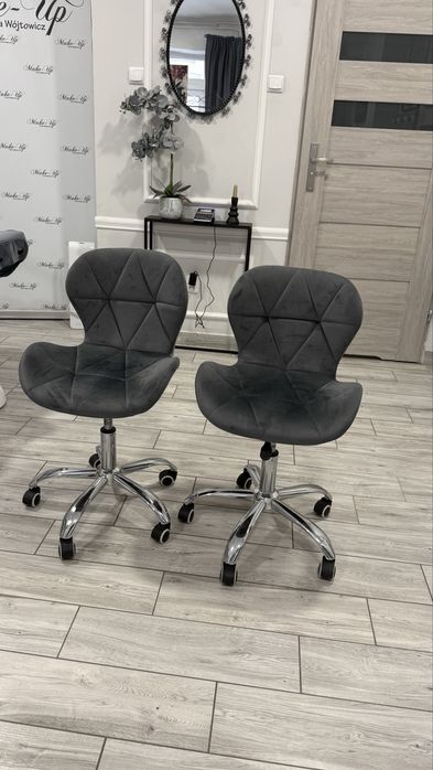 Dwa krzeselka do manicure do salonu kosmetycznego