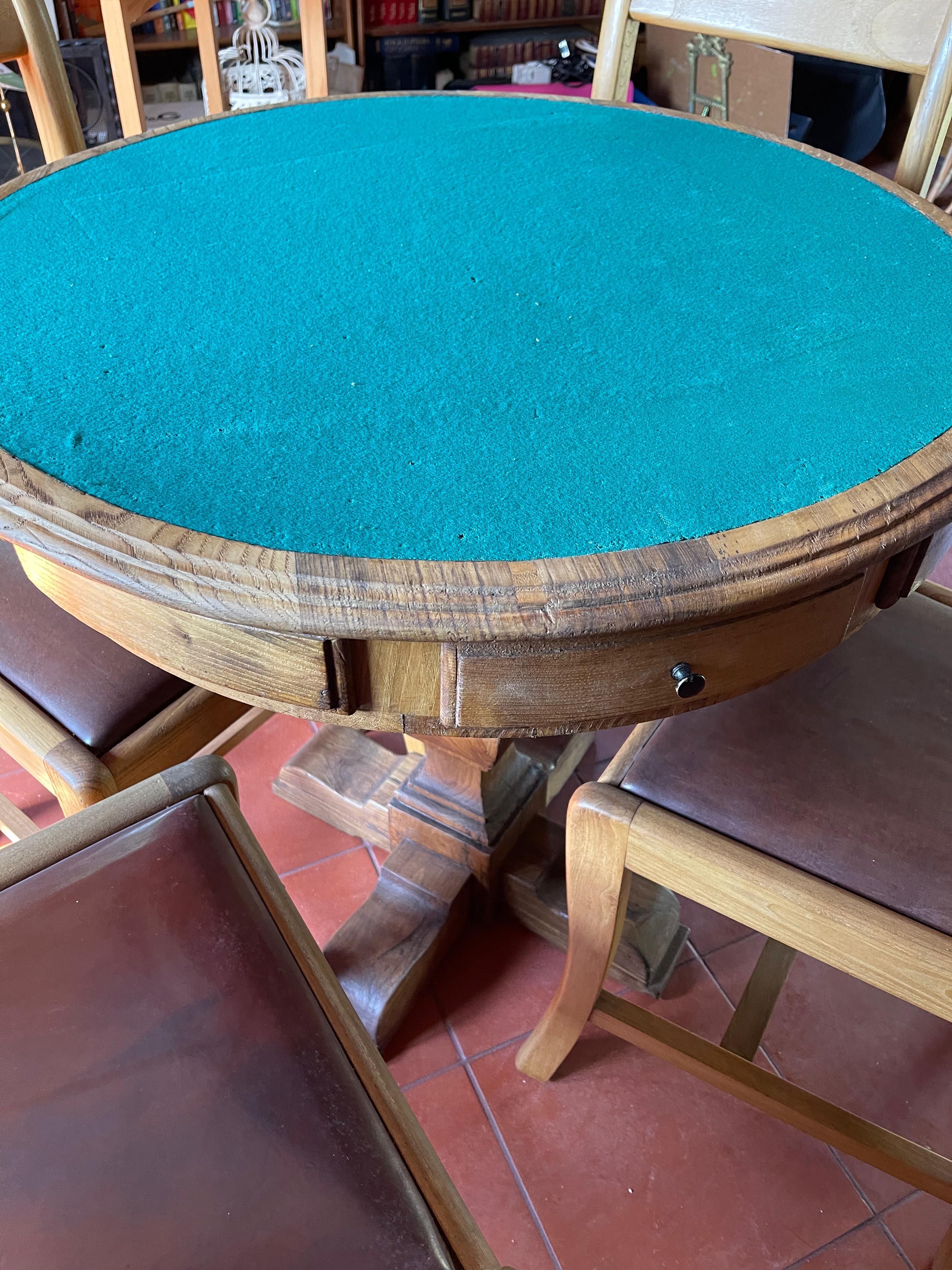 Mesa de jogos em Castanho