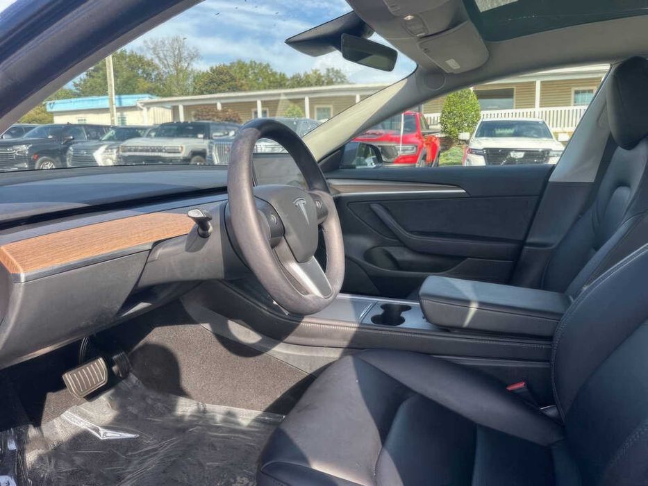 Tesla Model 3      2023