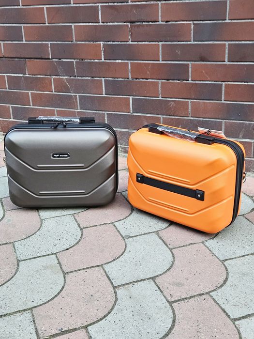 РОЗПРОДАЖ Бьюті кейси WINGS 149 Польща на  валізи чемоданы