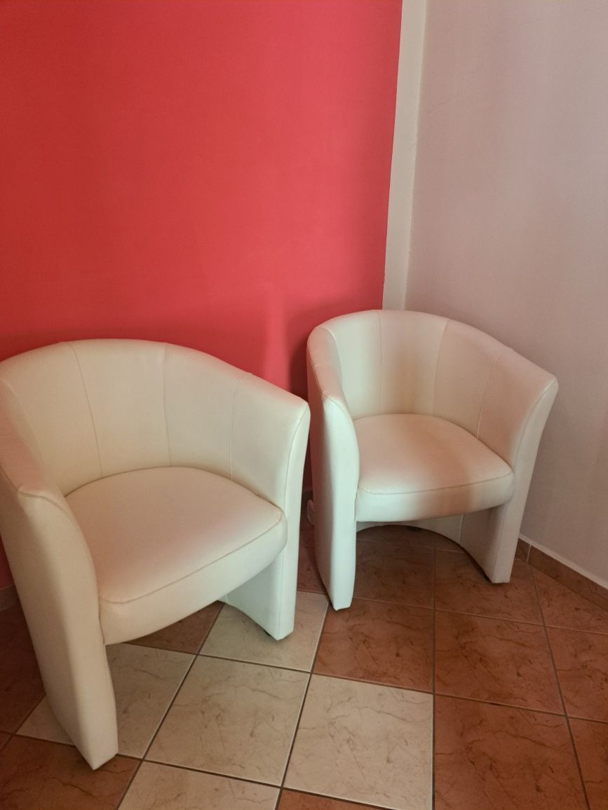 Dwa zgrabne fotele z ecoskóry