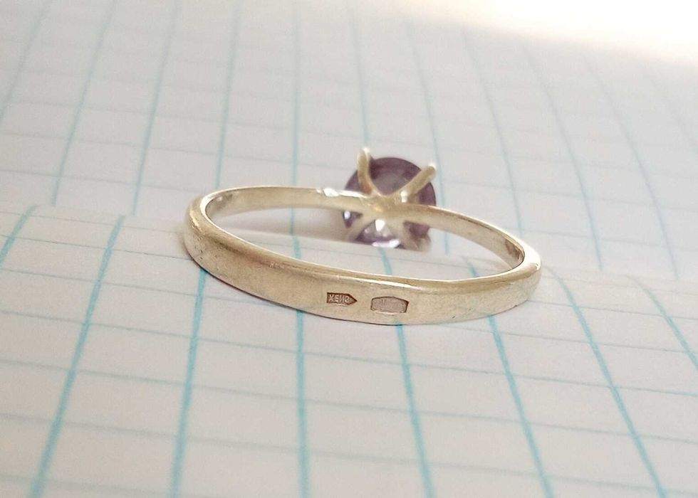 Колечко кольцо з фіолетовим каменем. Срібло 925 проба. Розмір 17,2