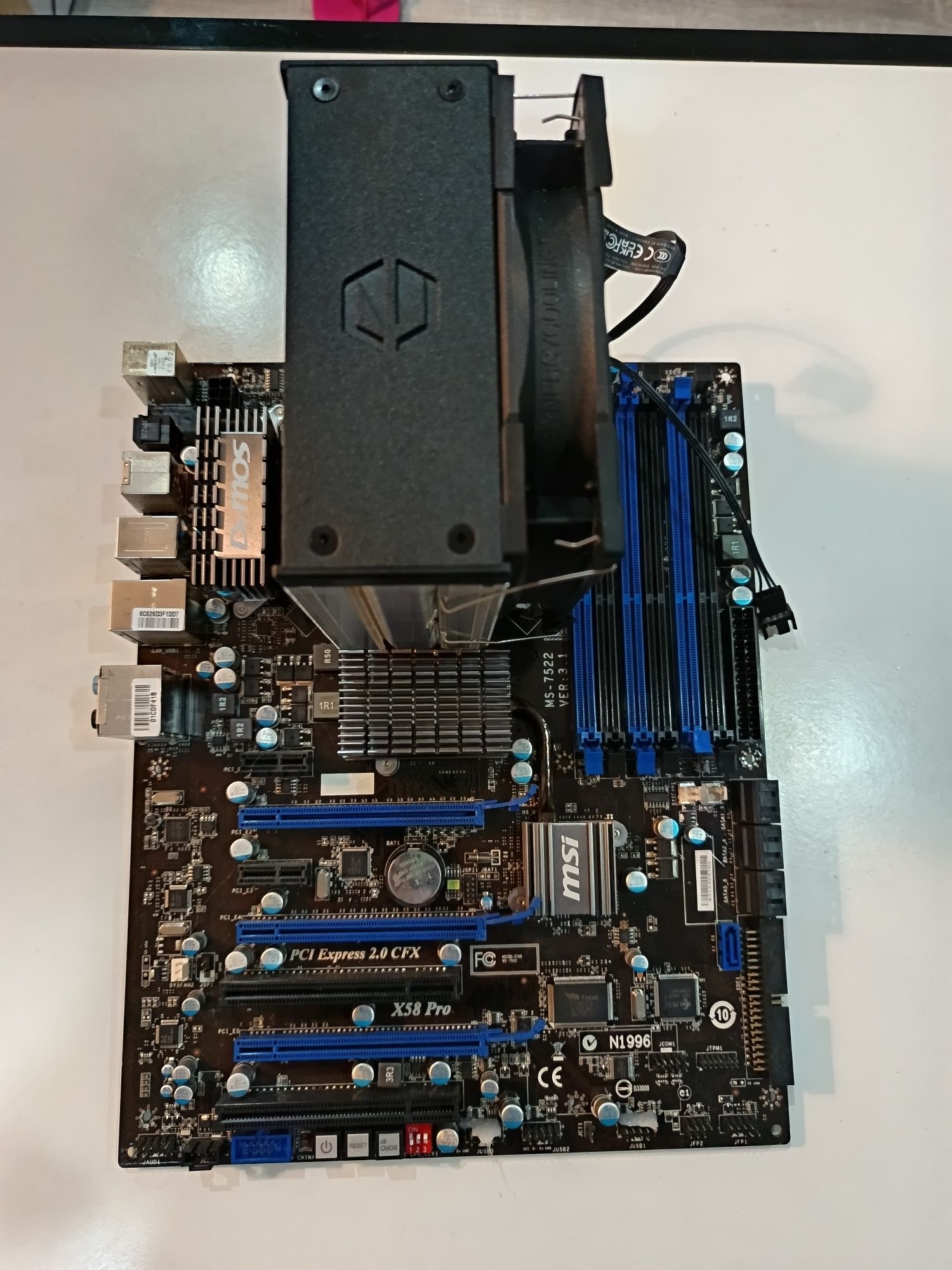 Płyta główna plus Intel core radiator oraz ramy