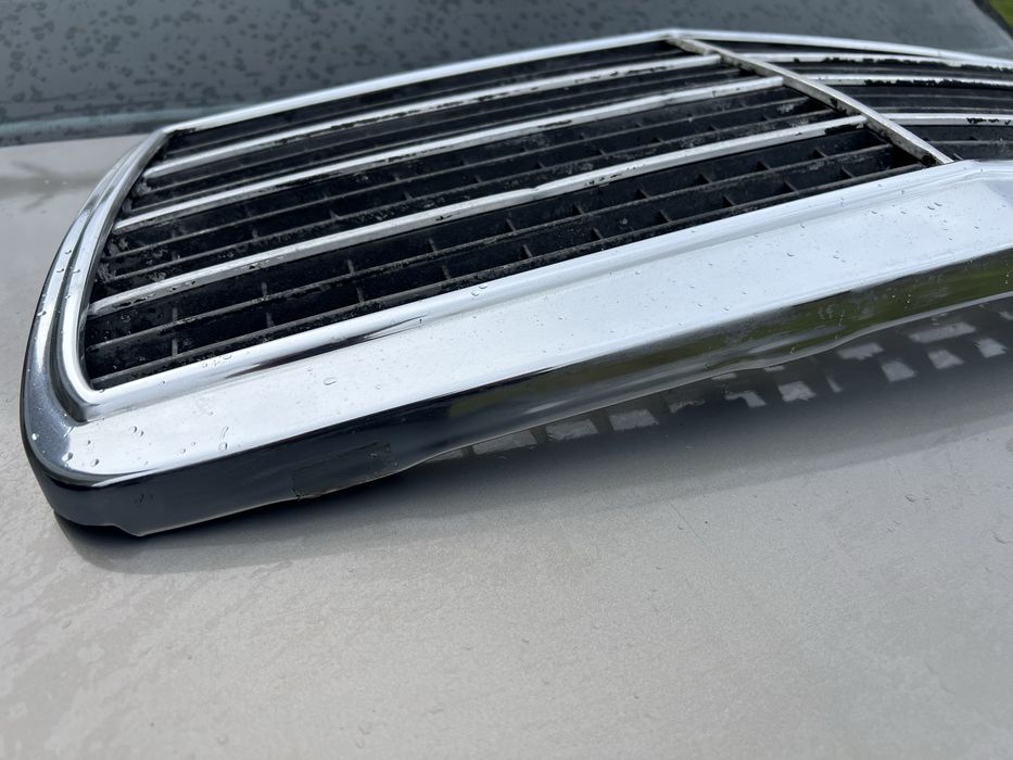 Решітка радіатора Mercedes Benz W124 E клас рестайлінг 94-95 рік